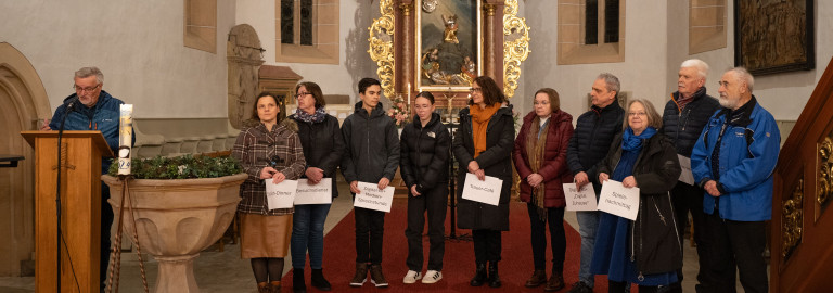 Vorstellung Aktivitäten, ehrenamtliche tragen Schilder