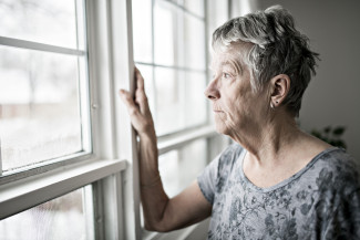 Seniorin am Fenster