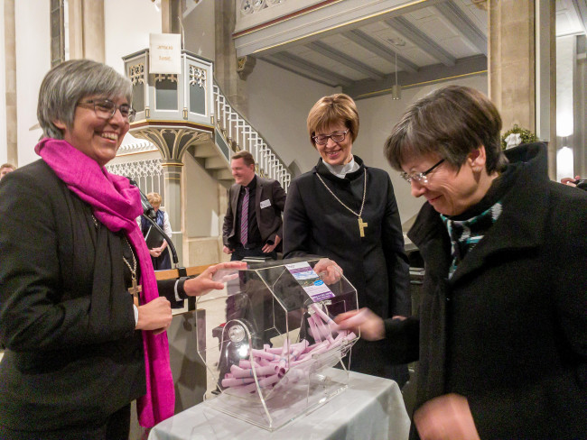 Dr. Dorothea Greiner, Gisela Bornowski und Heidrun Piwernetz bei der Auslosung.